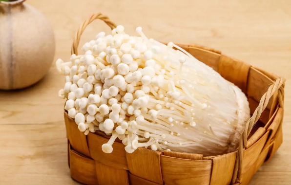 金针菇变得有点黄了可以吃吗