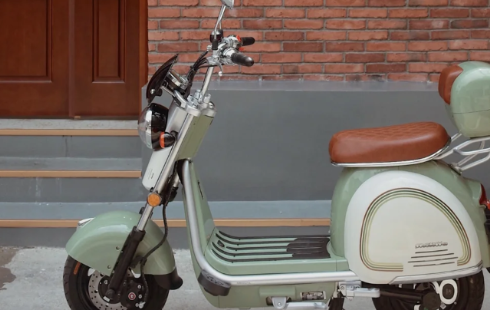 电动车充电绿灯亮了还充电吗