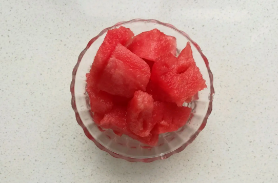 西瓜沾盐会拉肚子吗