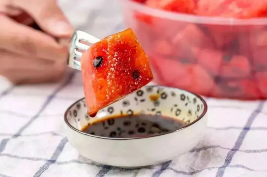 西瓜为什么沾酱油