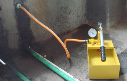 水管试压10公斤半小时掉压1正常吗