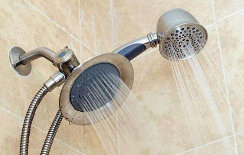 家里所有水流都变小了找谁修