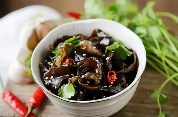 凉拌木耳用不用焯水