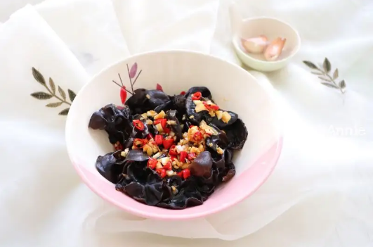 凉拌木耳焯水几分钟