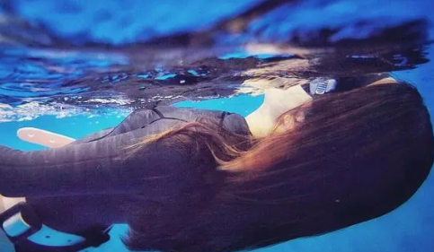 垫着卫生巾可以下水游泳吗