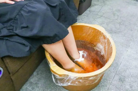 三伏天可以在空调房泡脚吗