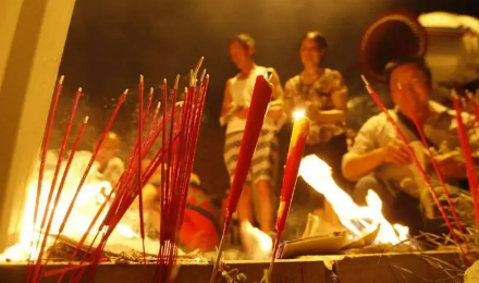 七月半碰到路边烧纸的人好不好