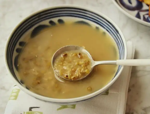 煮绿豆汤上面一层白色泡沫需要撇去吗