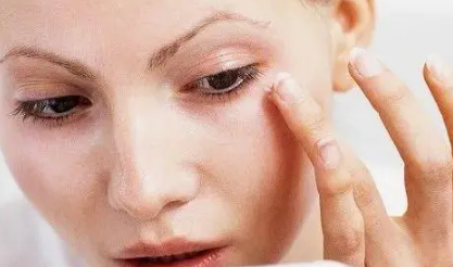 如何去掉眼底皱纹