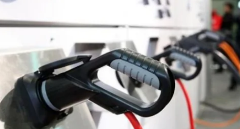 新能源汽车充电能坐车里吗