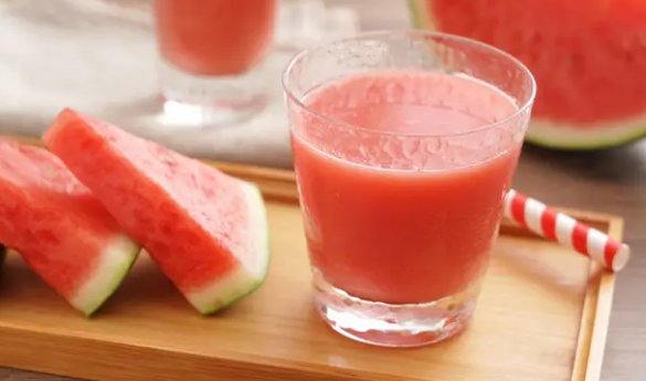 西瓜汁弄在白衣服上能洗掉吗