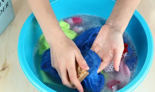 为什么夏天出汗衣服上都是馊味