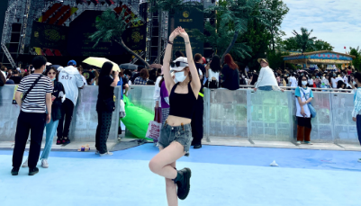 挂脖吊带适合什么裙子比较辣妹