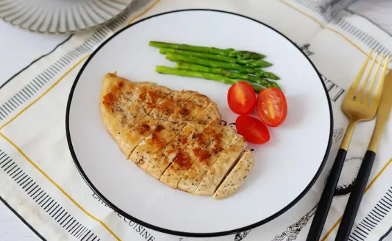 三文鱼的热量高还是鸡胸肉的热量高