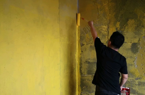 刷墙固前墙面要洒水吗