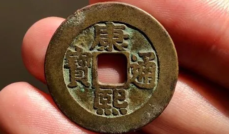 五帝钱是挂门的中间吗