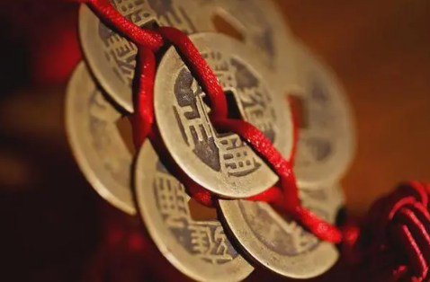 五帝钱是挂门的中间吗