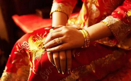 扶新娘进门的人有什么要求吗