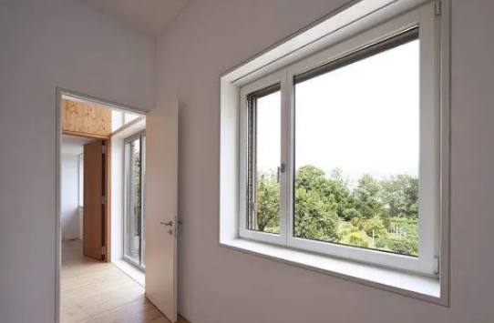 台风窗户关紧还是留一点缝隙好