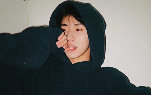 说一个人看起来像渣男是帅吗