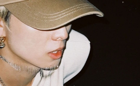 说一个人看起来像渣男是帅吗