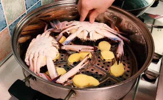蒸梭子蟹放盐还是不放盐好吃