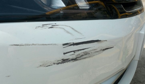 保险杠刮蹭漏出塑料修一下多少钱