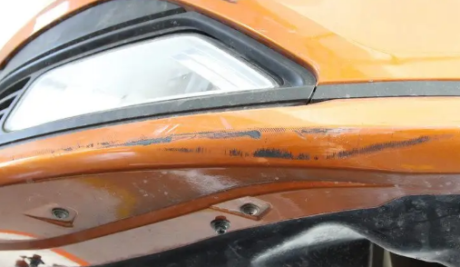 保险杠刮蹭漏出塑料修一下多少钱