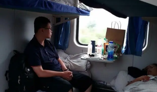 女生坐火车硬卧过夜安全吗