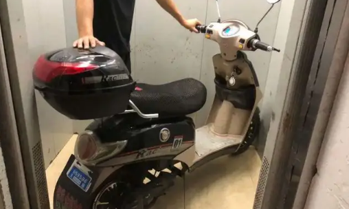 电动车进入电梯违法吗