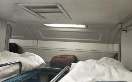 女生坐火车硬卧是上铺好还是下铺好2022