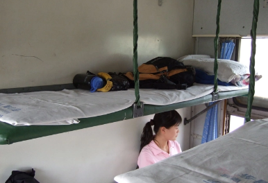 女生坐火车硬卧是上铺好还是下铺好2022