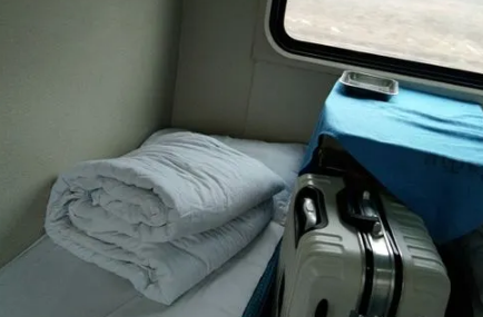 第一次坐火车买到硬卧上铺怎么办