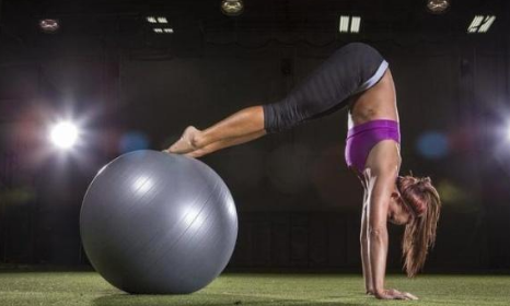 瑜伽球买55还是65cm