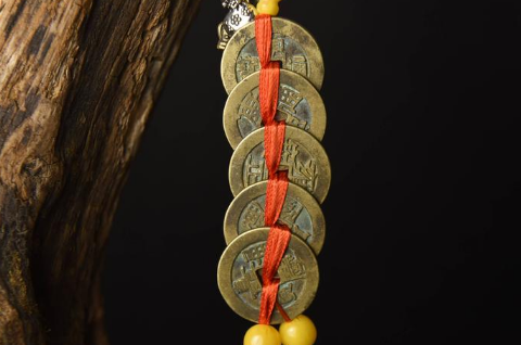 对门挂五帝钱是不是对自己不好