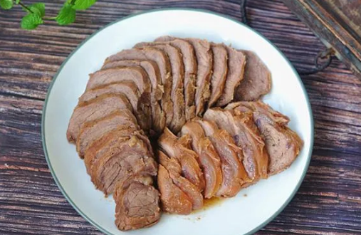 为什么牛肉上面有彩色的光