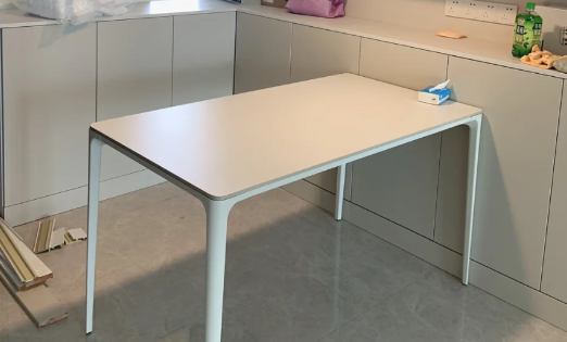 依诺岩板和德利丰岩板哪个好