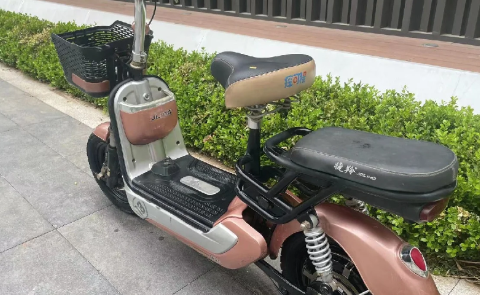 电瓶车电瓶刚充满就掉2格怎么回事