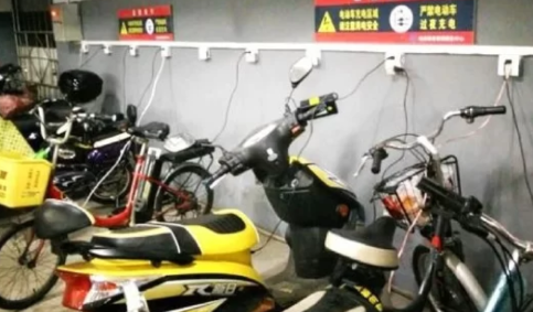 电瓶车电瓶刚充满就掉2格怎么回事