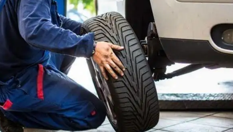 换前轮胎怎么顶千斤顶