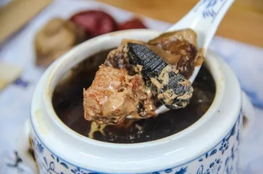 乌鸡炖汤加什么食材比较补气血