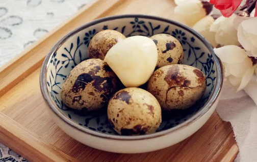 鹌鹑蛋和鸡蛋哪个热量高一些