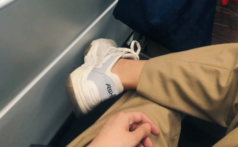 研究称坐着抖腿有助于减肥真的假的