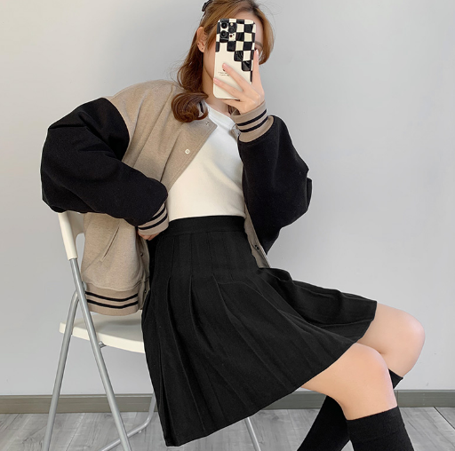 百褶裙有标签的穿后面吗