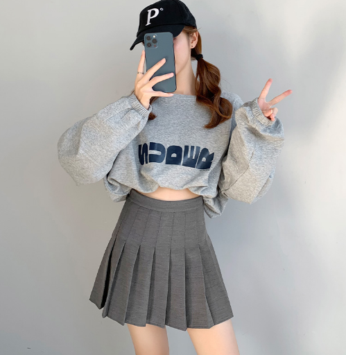 百褶裙有标签的穿后面吗