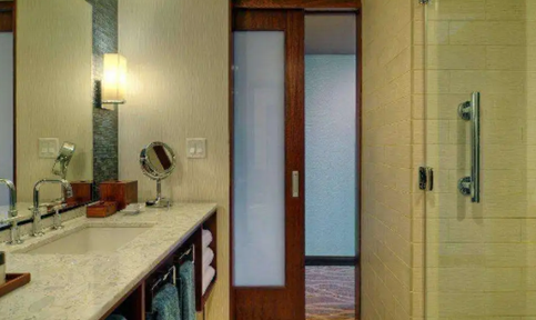 卫生间门是先贴瓷砖还是先安门