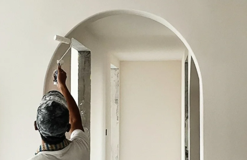 乳胶漆摸起来不光滑正常吗