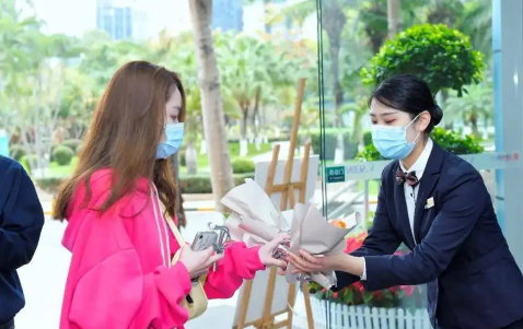 物业是开发商请来的吗