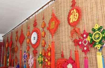 大门挂中国结是挂在门里还是门外