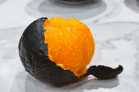 烤橘子要烤到皮黑吗